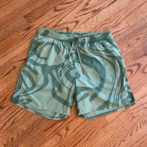 Vitality Green Pattern Men’s Large 6 Inch Inseam Quality Athletic Shorts w Liner